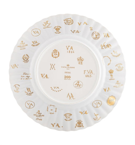 Vista Alegre | 200 Anos Dinner Plate featuring a scalloped design with historic gold-foil maker’s marks, celebrating the evolution of Vista Alegre’s porcelain artistry.