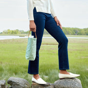 UASHMAMA Wine Bag Carrying Tote in Denim, featuring a leather strap, ideal for stylish wine transport to picnics or outings.