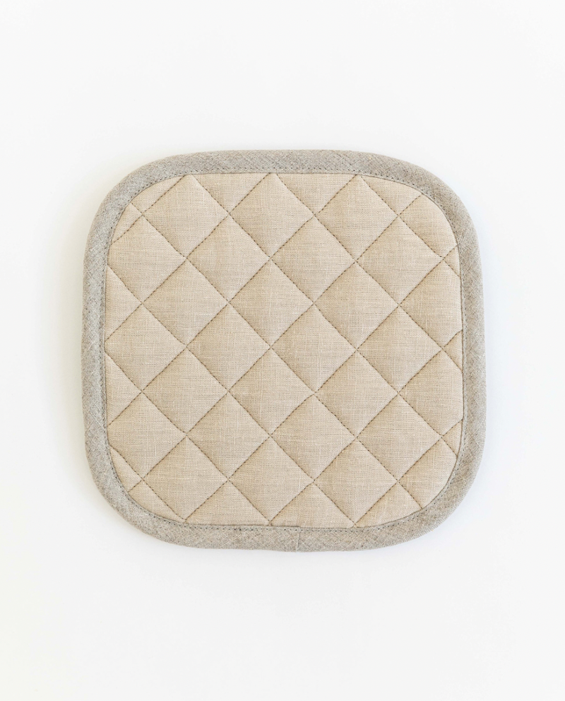 MagicLinen - Linen pot-holder, close-up showing quilted detailing and hanging loop, ideal for heat protection while cooking.