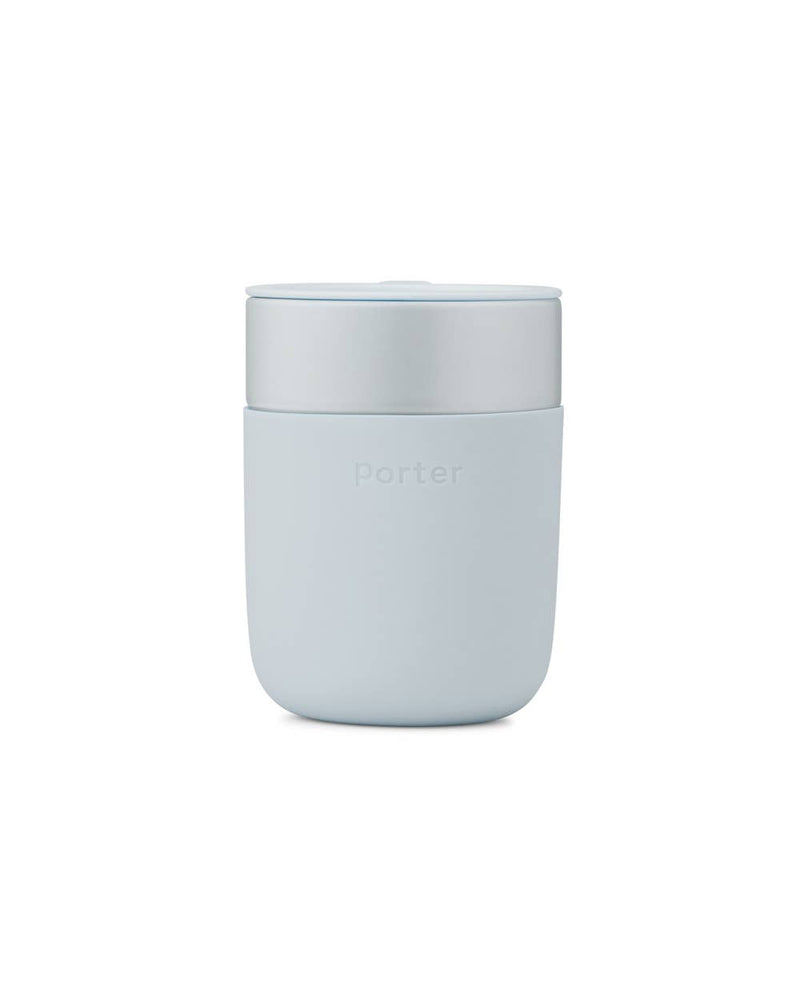 Reusable ceramic mug with lid, featuring a splash-resistant design and matte silicone sleeve for a non-slip grip. Ideal for eco-friendly coffee enthusiasts.