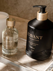 L'AVANT Collective - Fresh Linen Room Spray 100 ml: Glass bottle with gold text, offering a luxurious fragrance blend of ylang-ylang, bamboo, lavender, and geranium.