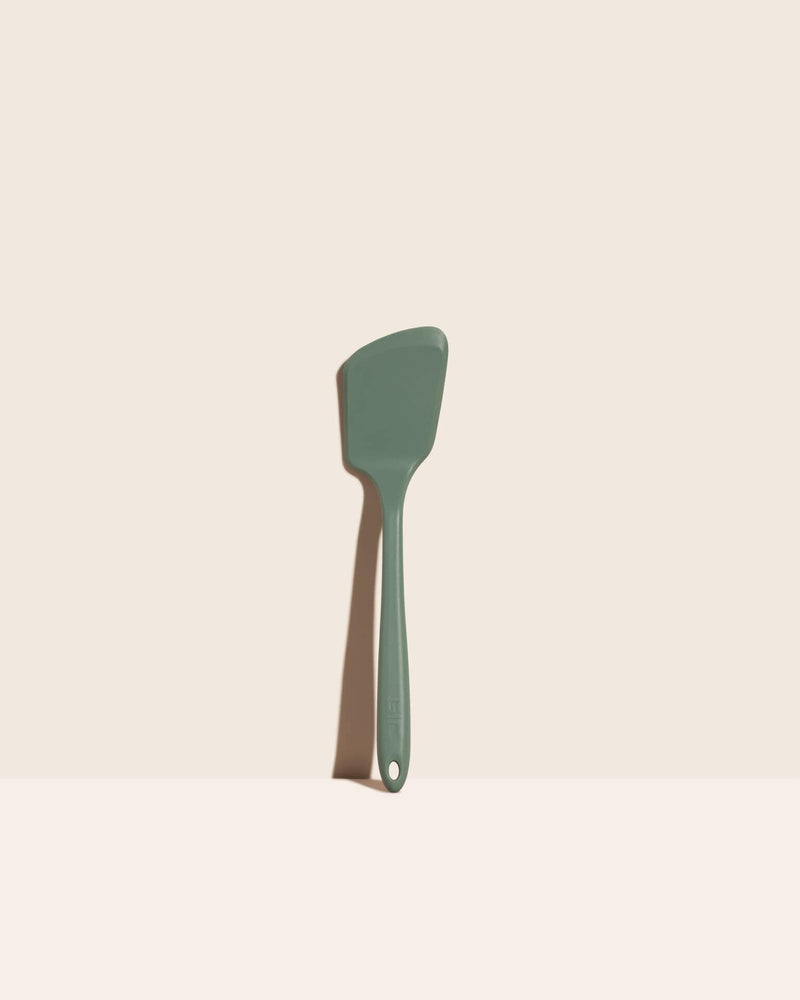 GIR | Ultimate Flip - Teal: A green spatula designed for flipping delicate dishes like omelets and crepes, featuring thin edges and a comfortable grip.