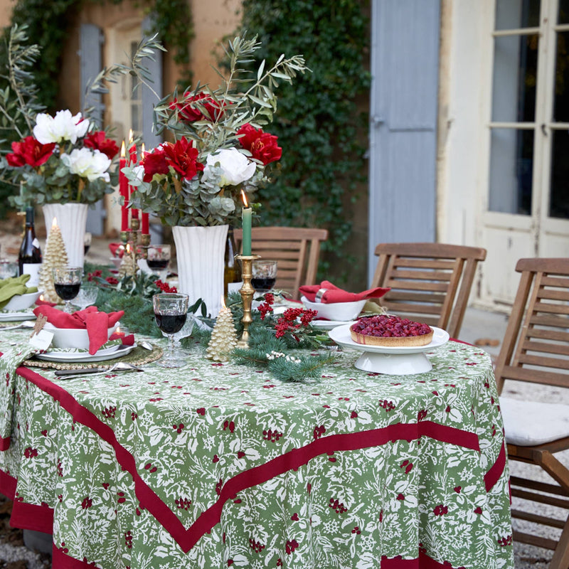 Couleur Nature - Baies de Houx Red & Green Tablecloth: 71" x 71"