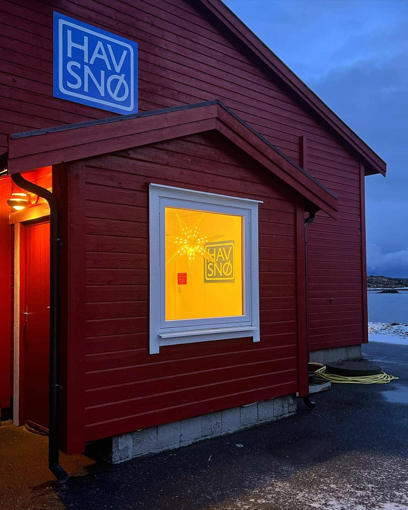 Havsnø Fine Kosher Norwegian Sea Salt displayed in a cozy, red boathouse setting, illustrating its Nordic origins and sustainable, versatile culinary use.