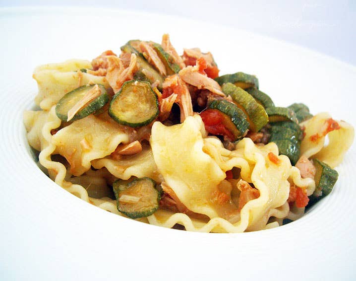 Zia Pia - Mafaldine IGP by La Fabbrica della Pasta, featuring ruffled-edge noodles with sautéed zucchini, diced tomatoes, and flaked tuna, embodying authentic Gragnano craftsmanship.
