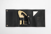 L'Atelier du Vin - USA - Lever Wine Opener - OENO MOTION GOLD NOMAD: A premium black leather trifold case with gold corkscrew and foil-cutter, ideal for wine enthusiasts.