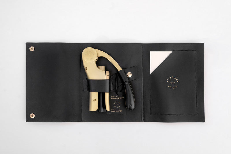 L'Atelier du Vin - USA - Lever Wine Opener - OENO MOTION GOLD NOMAD: A premium black leather trifold case with gold corkscrew and foil-cutter, ideal for wine enthusiasts.