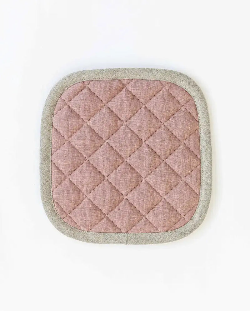 MagicLinen - Linen pot-holder in Woodrose, featuring quilted fabric with heat-insulating padding; designed for kitchen use to protect hands from heat.