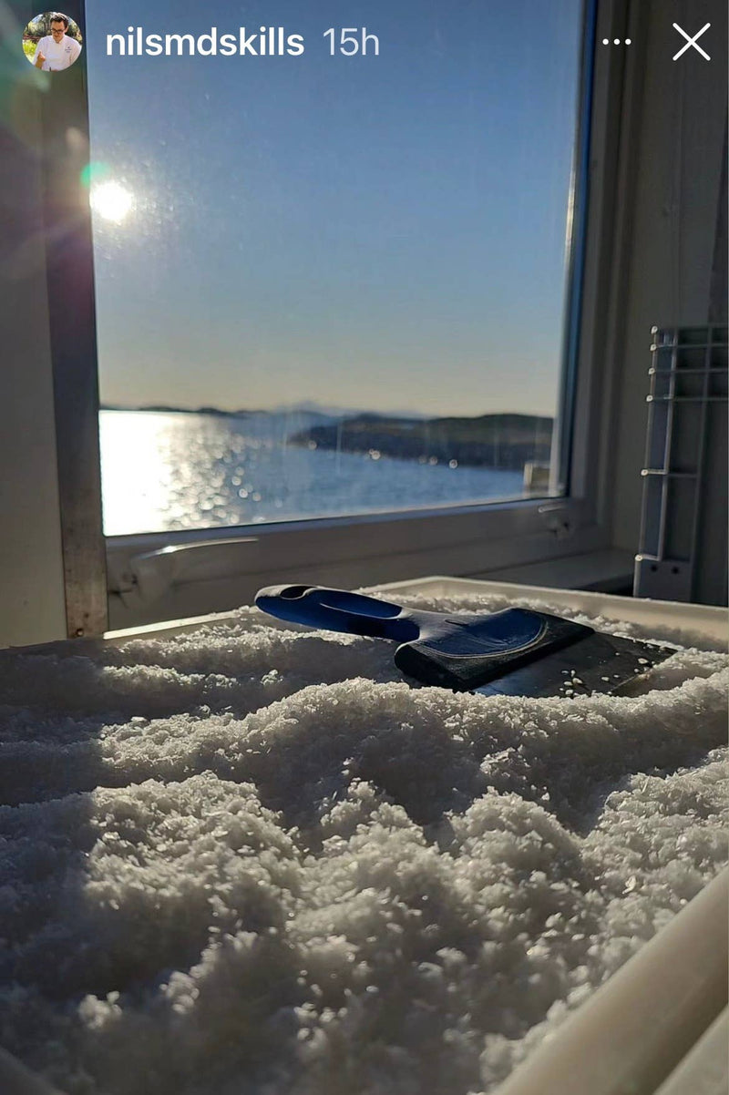 Havsnø Fine Kosher Norwegian Sea Salt in a plastic tub with a scraper, ideal for versatile kitchen uses like pickling, brining, and baking.