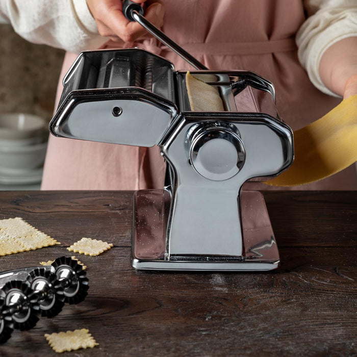 Marcato | Atlas 150 Pasta Maker in use, demonstrating its functionality to roll and cut pasta dough for lasagne, fettuccine, and tagliolini.