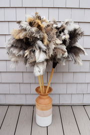 Earth & Nest | Feather Duster with premium feathers on a blond wood handle, ideal for elegant cleaning, displayed in a vase for decorative appeal.
