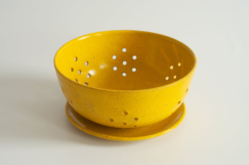 RachaelPots Small Berry Bowl with Dish, handmade ceramic with drainage holes, perfect for rinsing berries. Speckled stoneware, artisanal touch.