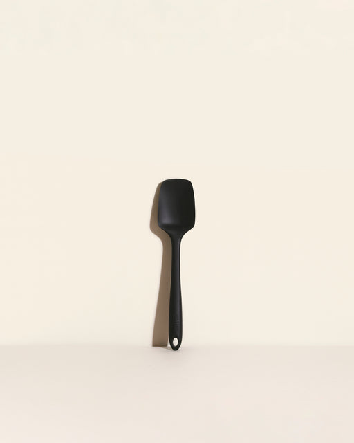 GIR | Skinny Spoonula - Black: A versatile kitchen tool combining spatula and spoon, ideal for precise scraping and scooping, essential for cooking enthusiasts.