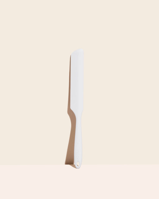 GIR | Ultimate Spreader - Studio White: A versatile spatula with a narrow silicone blade, ideal for spreading frosting and more, featuring an ergonomic handle for comfort.
