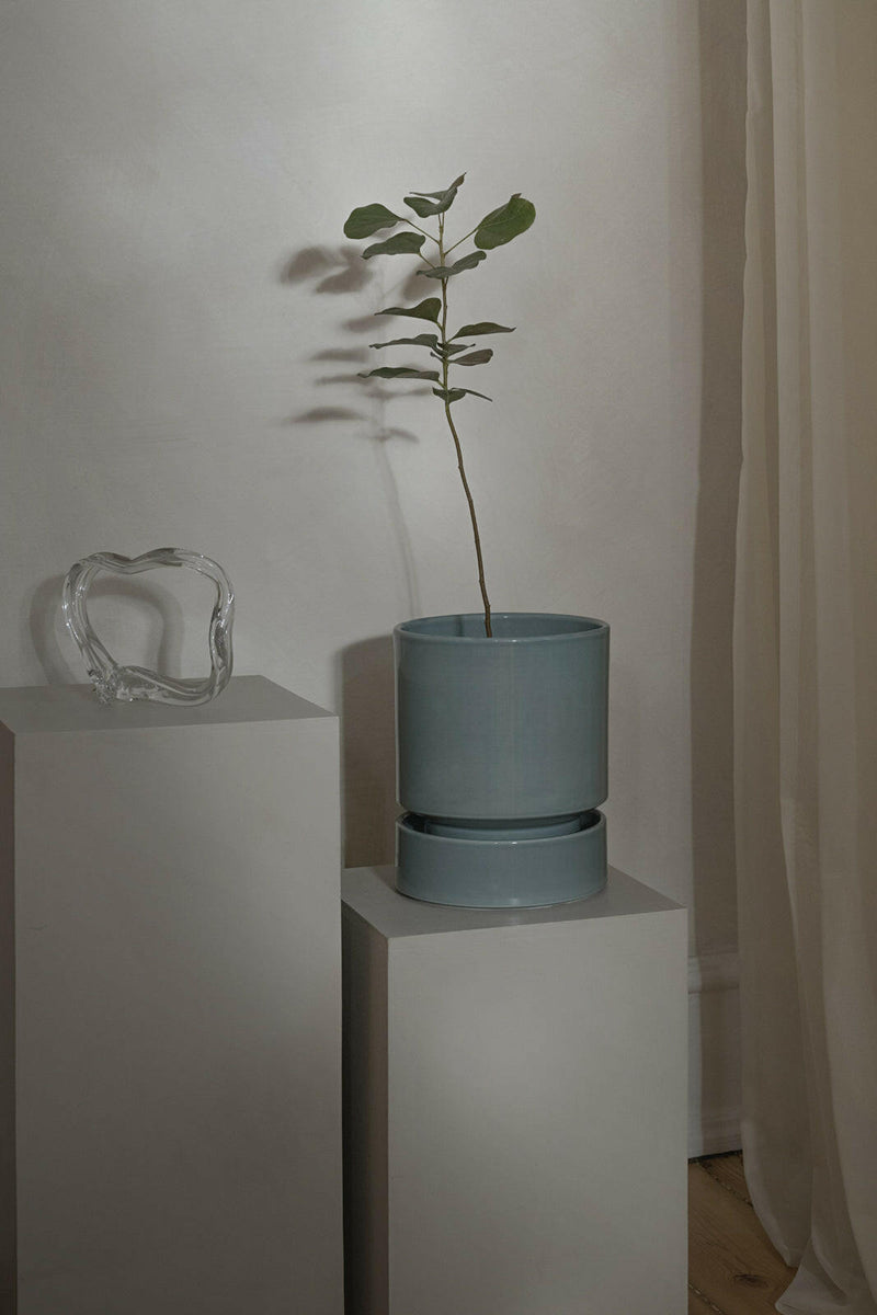 Hoff Glazed Collection, 7.1 in-18 cm Quartz Rose Saucer, showcases modular Scandinavian design with terracotta and glazed contrasts, ideal for plants or candles.