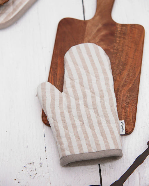 MagicLinen linen oven mitt in quilted design with heat-insulating padding, ideal for kitchen protection. Part of Athens Cooks’ curated kitchen tool collection.