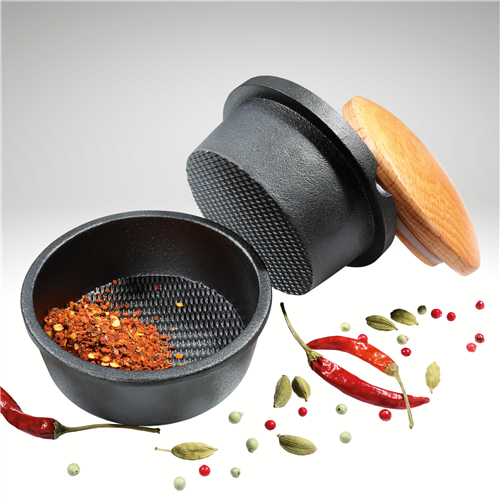 Frieling XL Spice Buddy, a black cast iron pot with a beech wood lid, featuring red peppers and spices, ideal for enhancing your kitchenware collection.