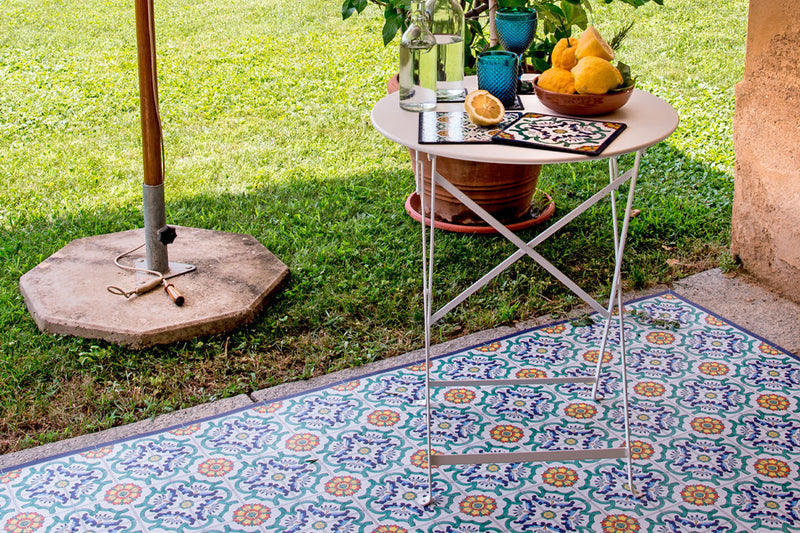Etú HOME | Positano B Italian Kitchen Sink Floor Mat set outdoors with lemons on a bistro table, enhancing an Italian-styled garden ambiance.