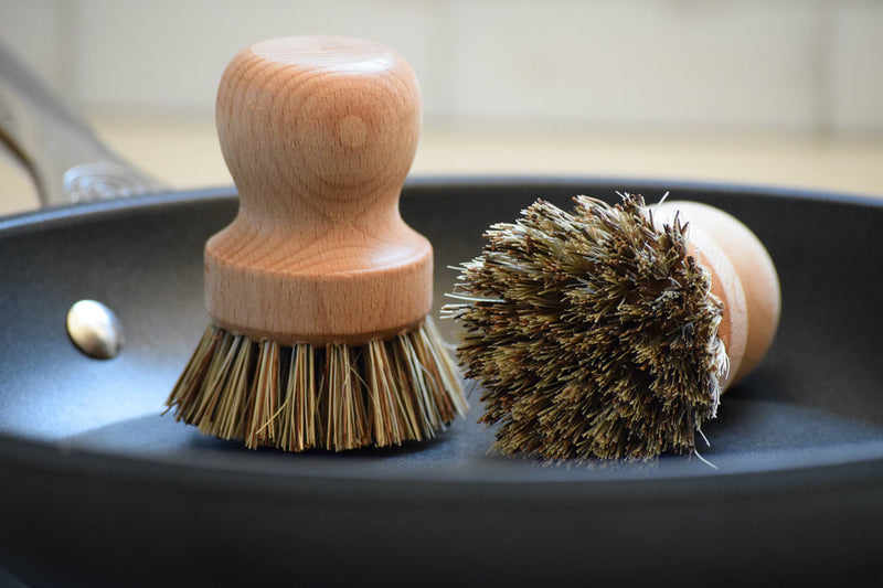 Earth & Nest | Pot and Pan Brush, featuring beech wood handle and union fiber bristles, ideal for cleaning cookware. Made in Germany, 100% natural and biodegradable.