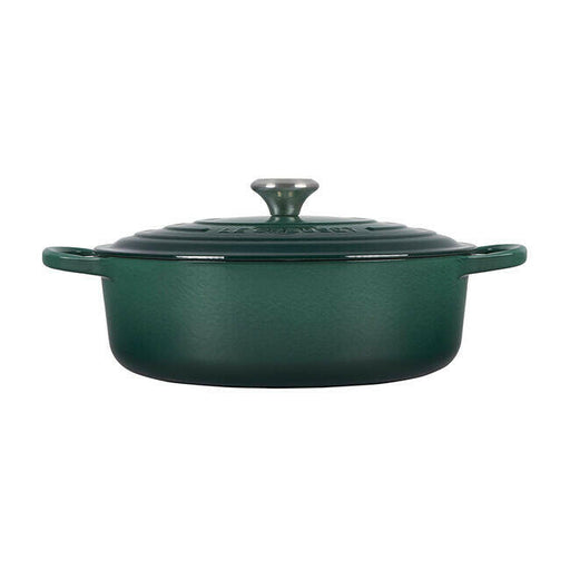 Le Creuset Signature Round Wide Oven - Olive: 6.75-quart forest-green enameled cast-iron Dutch oven with lid and handles, ideal for casseroles and slow-cooked meals.