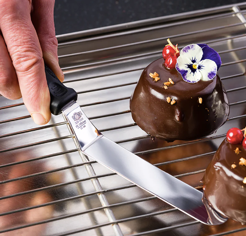 de Buyer | Offset Spatula - 6 ideal for spreading and leveling frosting, batter, and more, essential for home bakers and chefs.