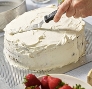 de Buyer | Offset Spatula - 6 shown, ideal for cake frosting, batter mixing, and spreading various spreads, perfect for home bakers or professional chefs.