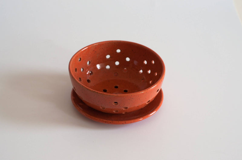 RachaelPots - Small Berry Bowl With Dish: Coral. Ceramic berry bowl with holes and matching saucer, ideal for draining fruits. Hand-thrown stoneware, microwave and dishwasher safe.