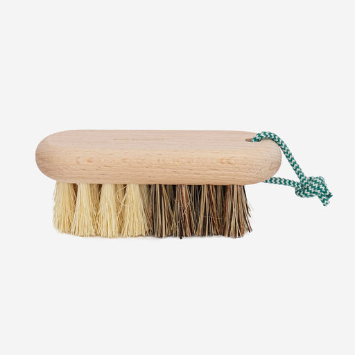Andrée Jardin | Hard and Soft Fibres Vegetable Brush with wooden handle and rope, designed for cleaning vegetables while maintaining their nutritional skin benefits.
