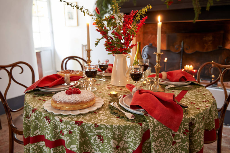 Couleur Nature - Baies de Houx Red & Green Tablecloth: 71" x 71"