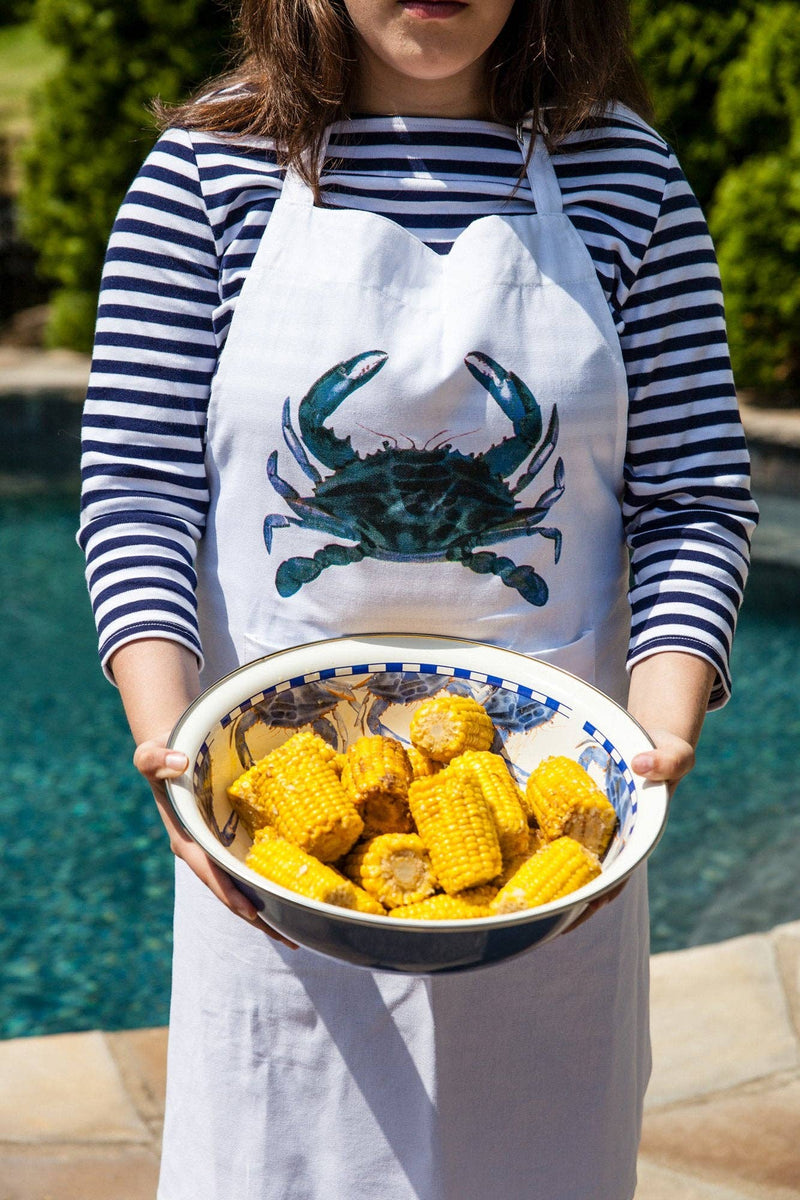 Golden Rabbit Home - Blue Crab Serving Basin: A person holds a 4 qt enamelware bowl, showcasing corn on the cob, ideal for stylish meal presentations.