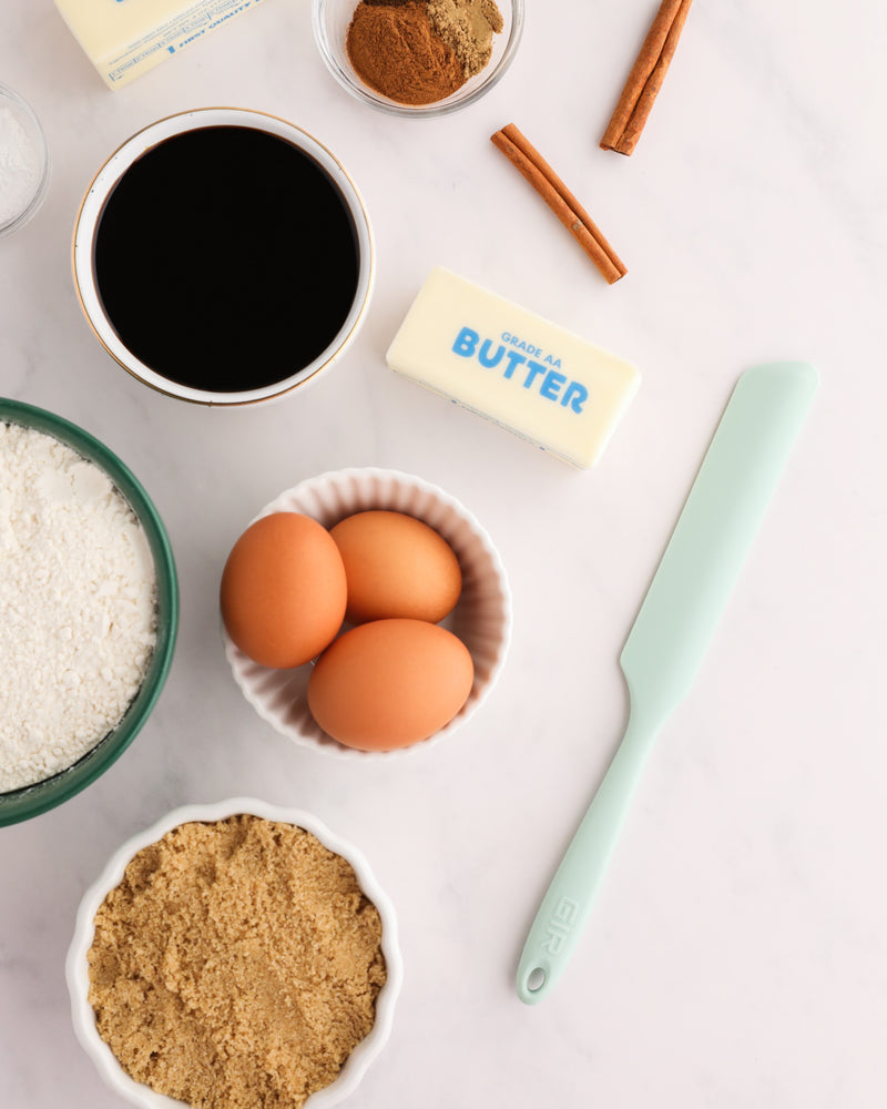 GIR | Ultimate Spreader - Sprinkles with ingredients like powder and cinnamon sticks, ideal for baking and cooking precision, featured on a kitchen surface.