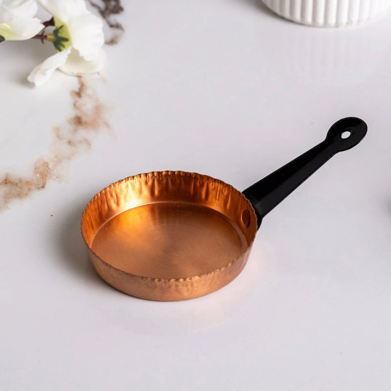 Handmade copper miniature frying pan ornament with black handle, part of Alfiq's collection, reflecting vintage charm and craftsmanship.