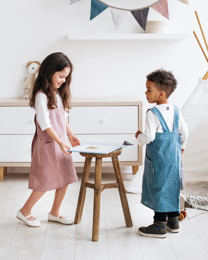 MagicLinen kids' linen apron for ages 7-10, in gray blue, perfect for kitchen or craft activities. Unisex design tailored for comfort and functionality.