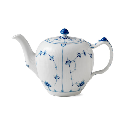 Royal Copenhagen | Blue Fluted Pl Teapot 100cl features a white porcelain body with a hand-painted cobalt-blue floral pattern, detailed with a snail shell motif.