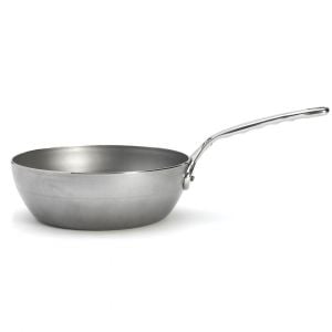 de Buyer | COUNTRY FRYPAN MINERAL B PRO Ø 9.5 Inches: stainless-steel sauté pan with ergonomic handle, ideal for searing, sautéing, and browning. High edges reduce splatter.