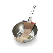 de Buyer | COUNTRY FRYPAN MINERAL B PRO Ø 9.5 Inches features a stainless-steel pan with a long handle, ideal for versatile cooking styles and excellent caramelization.