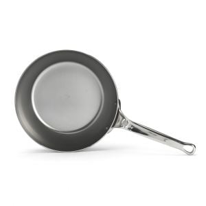 de Buyer | COUNTRY FRYPAN MINERAL B PRO Ø 9.5 Inches OVEN SAFE HAND, shown from bottom with ergonomic handle, ideal for versatile cooking styles and large quantities.