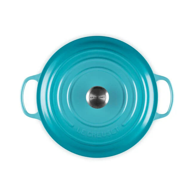 Le Creuset | Signature Round Wide Oven - Caribbean lid with cast handles and stainless-steel knob, ideal for versatile cooking and serving from stove to table.