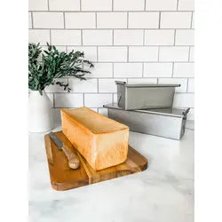 USA Pan | Pullman Loaf Pan with Cover - Large, featuring a ridged texture for even baking, ideal for crafting square or rounded sandwich bread with easy release.