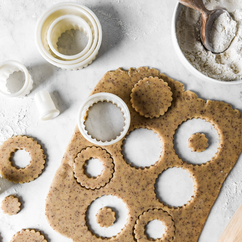 de Buyer | Pastry Cutters - Square set, featuring nine durable polyamide cutters for crafting pastries with precision. Ideal for bakers, includes storage container for easy organization.