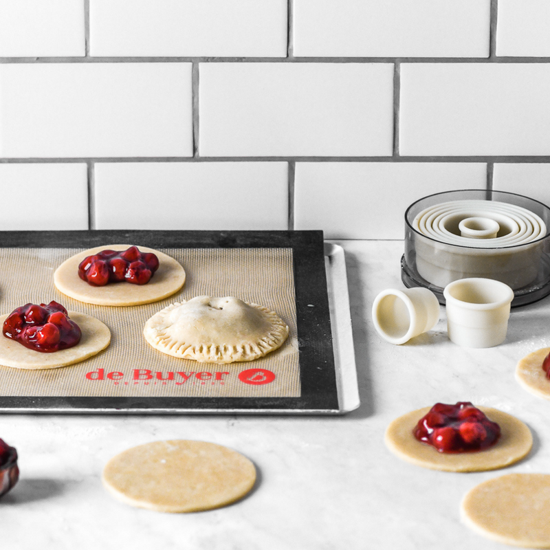 de Buyer | Pastry Cutters - Square set featuring nine food-grade polyamide cutters, ideal for crafting pastries with precision. Nested design for easy storage.